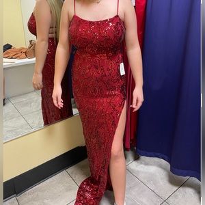 Dark red detailed prom dress
